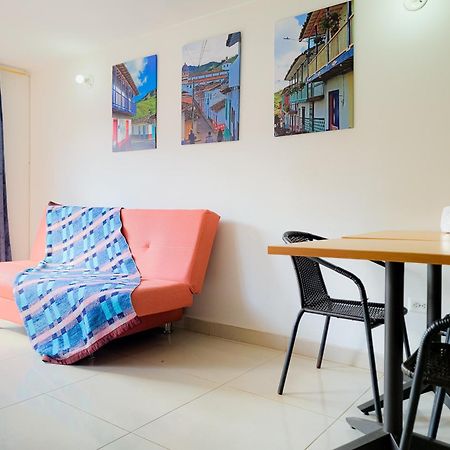Hostal - Dona Elva A 15 Min Del Aeropuerto Ріонегро Екстер'єр фото