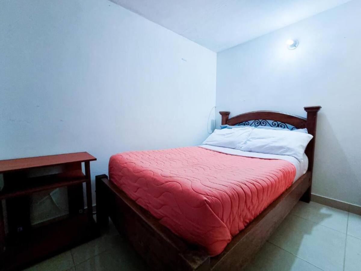 Hostal - Dona Elva A 15 Min Del Aeropuerto Ріонегро Екстер'єр фото